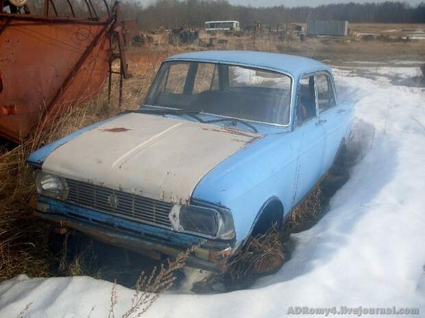 Свалка техники в полях (17 фото)