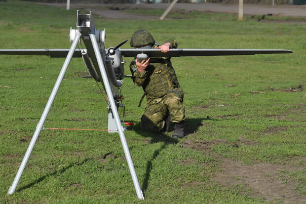 Военнослужащий ВC России запускает беспилотный летательный аппарат  Орлан-10 на Харьковском направлении - РИА Новости, 1920, 06.09.2024