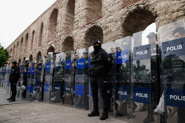 Полиция оттеснила пытавшихся пройти к площади Таксим демонстрантов в Стамбуле