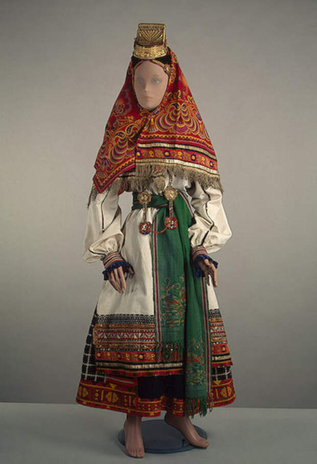 Фольклорный костюм женский