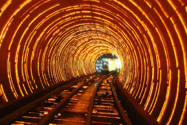 The Bund Sightseeing Tunnel - самый впечатляющий метрополитен