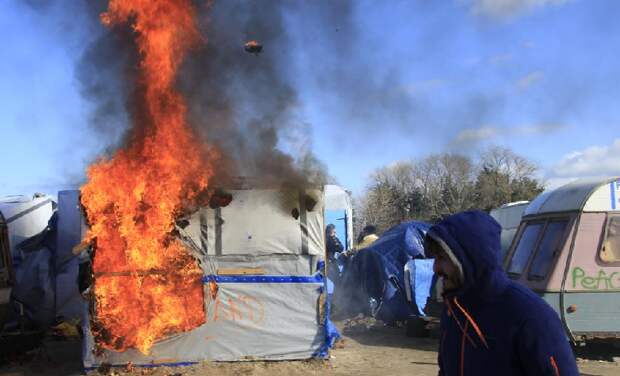 Во Франции уничтожают лагерь для беженцев