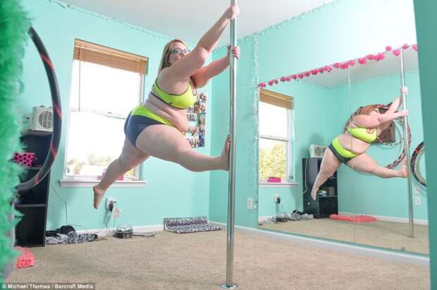 25-летняя Ида Мэйбури (Eda Maybury) танцует на пилоне у себя дома в Миссури, США. Девушке пришелся по душе этот вид спорта, несмотря на то, что она весит 118 килограммов.