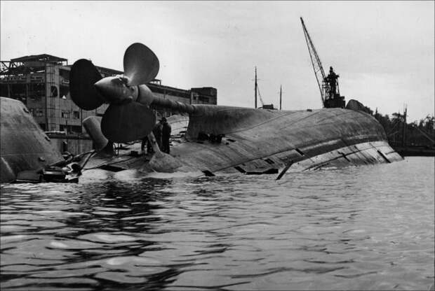 10 апреля 1945 года. Потопленный "Адмирал Шеер". Фото из открытого доступа.