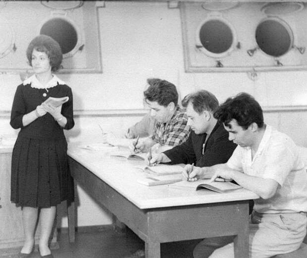 Занятия в вечерней школе на советской китобазе во время рейса