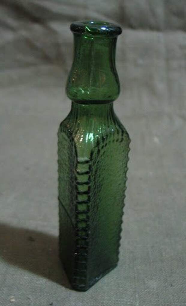 Бутылочки ссср. Трехгранная бутылка. Треугольная стеклянная бутылка. Треугольные бутылки в СССР. Старинная треугольная бутылочка.