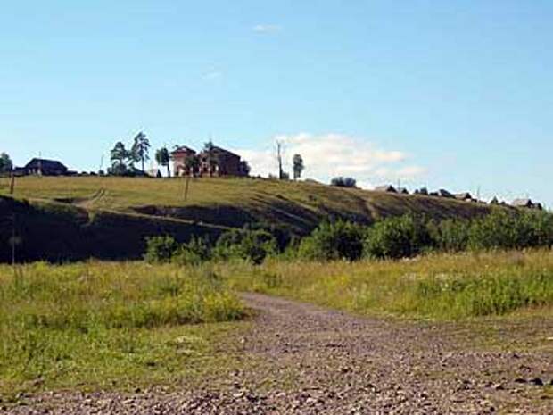 Село Молёбка. На возвышенности - полуразрушенная церковь