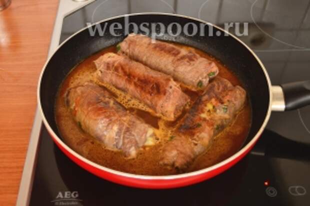 Добавить к рулетикам воду или бульон, приправить по вкусу солью и перцем и тушить на среднем огне 1 час при закрытой крышке. Готовые рулетики, предварительно сняв нитки, подавать с отварным или жареным картофелем, либо с тушёной капустой. Приятного аппетита!