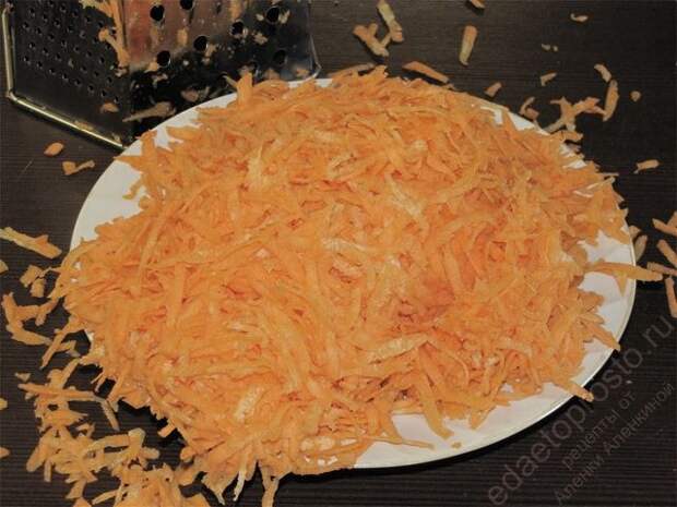 Натереть морковь на крупной терке. пошаговое фото этапа приготовления салата с кириешками