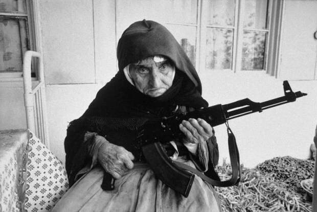 106-летняя армянская женщина, защищает свой дом