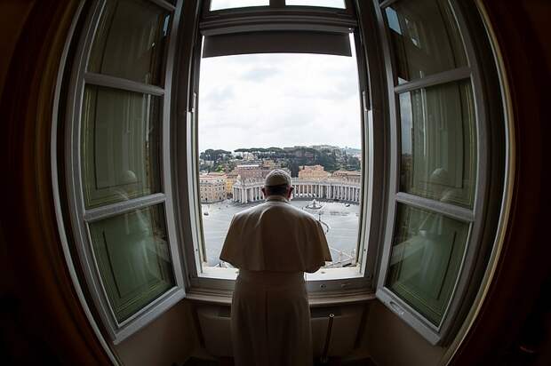 Коронавирус в Европе: Словакия надела маски, а в Риме Папа помолился под дождем на пустой Площади Святого Петра