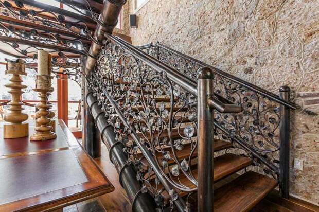 Лестница, выполненная из металла и украшенная коваными перилами.