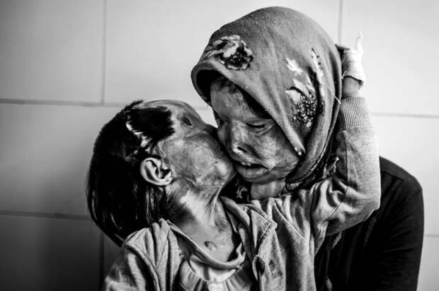 Сомае Мехри (29 лет) и ее дочь Рана Афгэнипур (3 года) целуют друг друга
