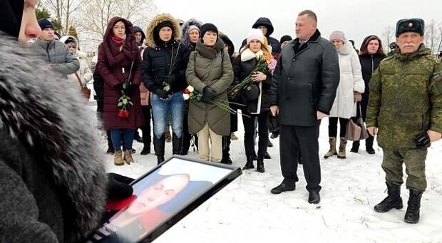 В минувшие выходные в Самарской области простились с Валентином Дмитриевичем Коловым, сержантом, героически погибшим  в Луганской республике. - 936718191177