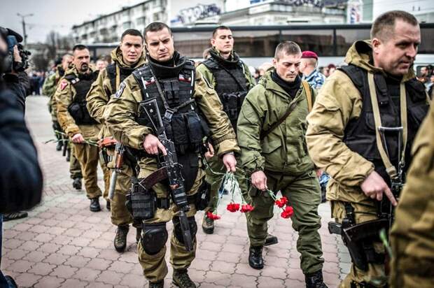 Во время церемонии прощания с убитыми в Киеве военнослужащими из Крыма. Симферополь, 22 февраля 2014 года
