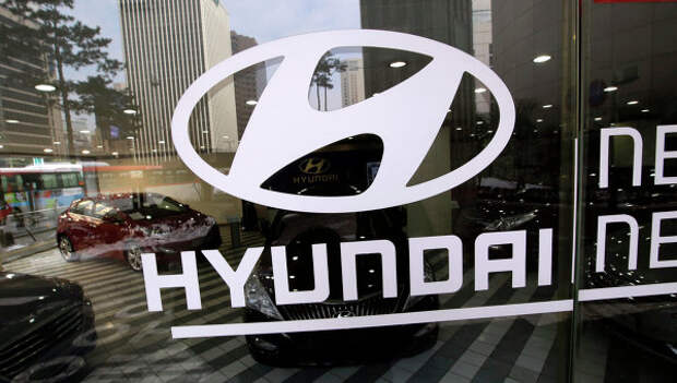 Автосалон Hyundai . Архивное фото Автосалон Hyundai . Архивное фото