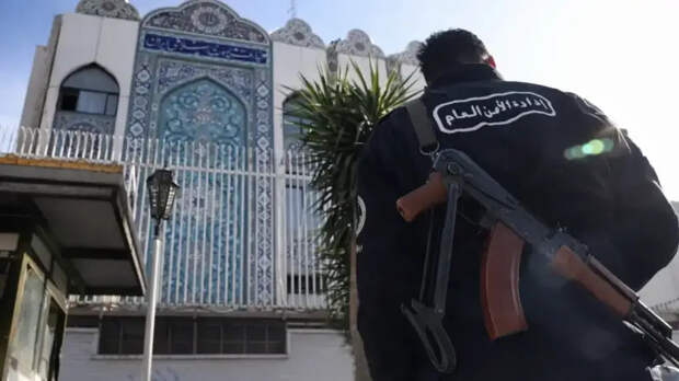 Власти Ирана начали массово раздавать оружие мирному населению