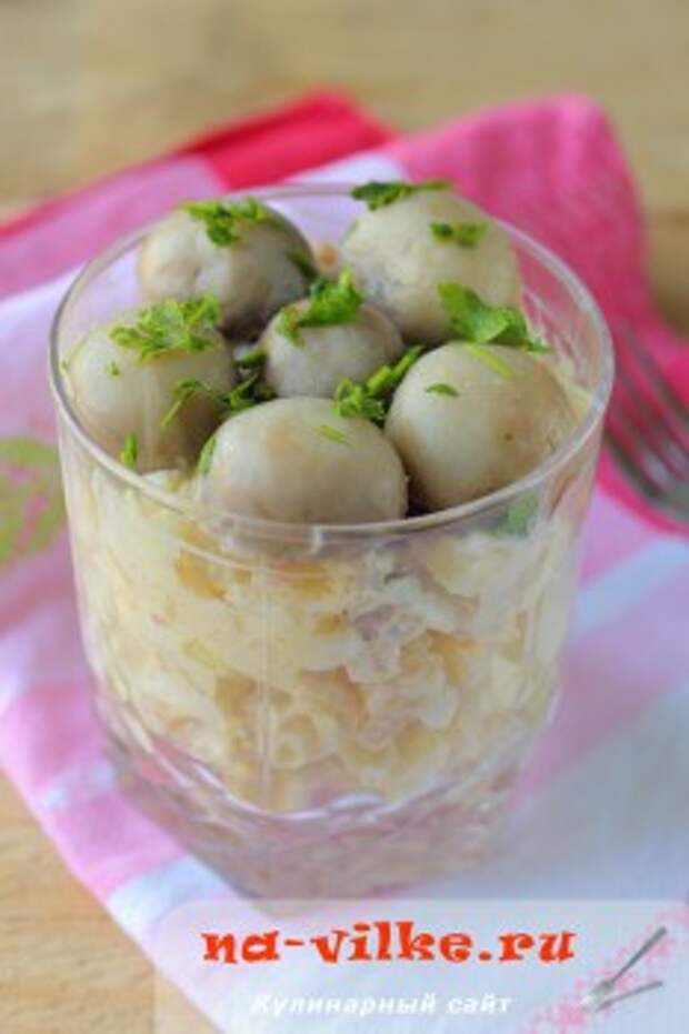 Салат с курицей и маринованными шампиньонами