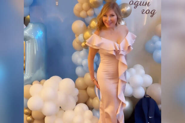 Актриса Наталья Бочкарева снялась в силуэтном платье после пластической операции
