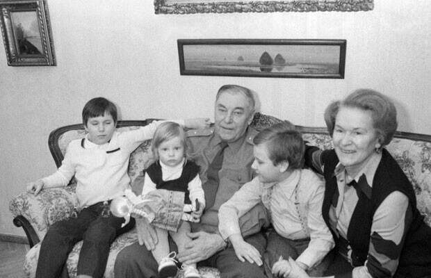 Александр Покрышкин с женой Марией Кузьминичной и внуками, 1983 год. вов, герой, покрышкин