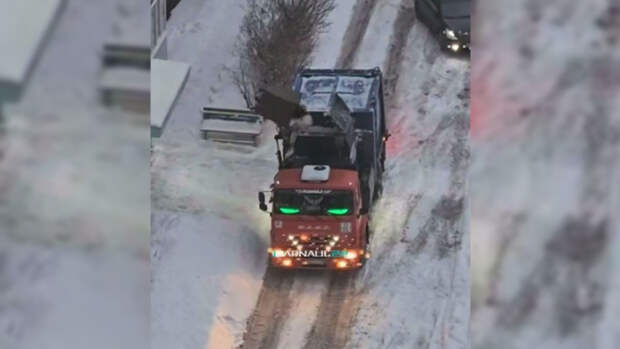 Жители Барнаула заметили "веселенький мусоровоз" на улице Энтузиастов