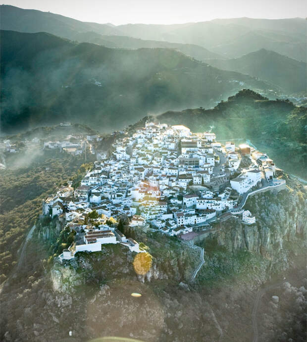Комарес, Испания