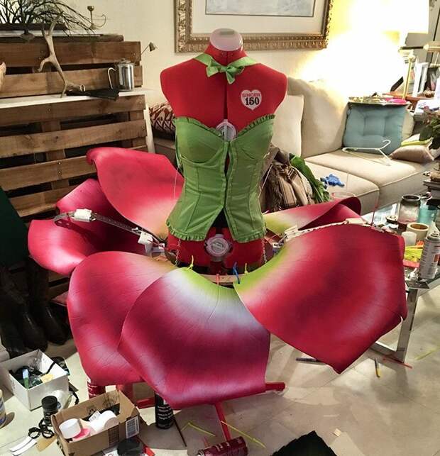Потрясающий костюм розы из пены и туалетного сиденья
