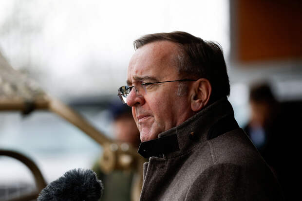 Глава Минобороны Германии обвинил Трампа в укреплении позиций Путина по Украине