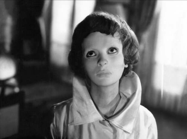 1. Кадр из фильма ужасов 1960 года "Глаза без лица" век, мир, прошлое, снимок, событие, странность, фотография