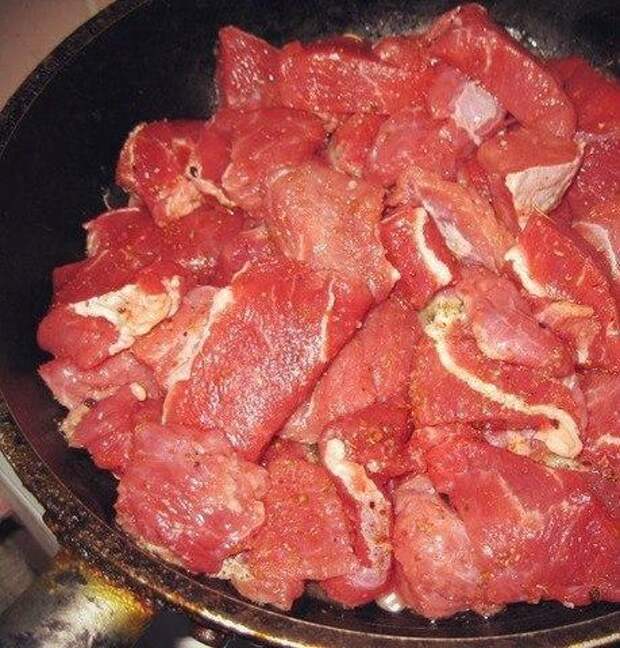 Мясо под сырным соусом