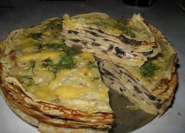 Блинный пирог с грибами и мясом