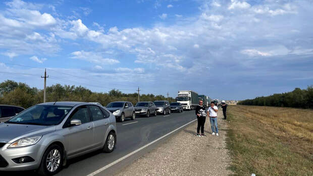 Власти Казахстана выделили отдельные дорожные полосы для проезда граждан на границе с РФ