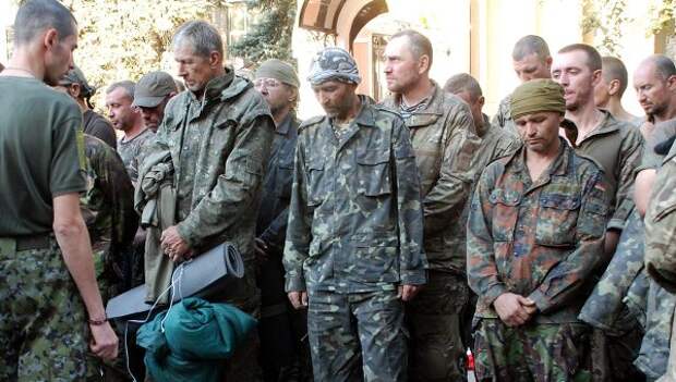 Пленные украинские военные, вывезенные из окружения под Иловайском