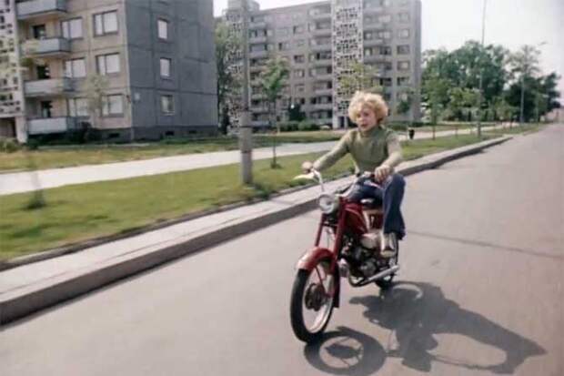 сыроежкин едет на мопеде катается по городу