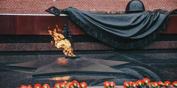 Сергей Собянин возложил цветы к Могиле Неизвестного солдата. Фото: mos.ru