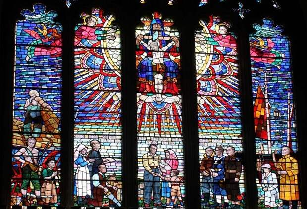 На широких окнах с западной стороны изображены яркие витражные рисунки с изображением Британских святых.