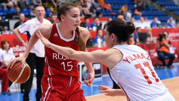 Суббота. Турция - Россия - 68:66 (ОТ). Мария ВАДЕЕВА (слева) против центровой турецкой сборной Неврие ЙИЛМАЗ.