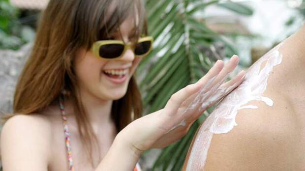 Дерматолог дала советы по защите кожи от солнца летом