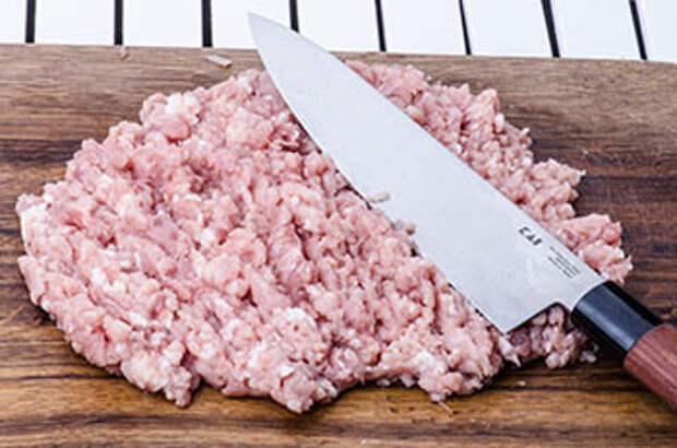 Мясо очень мелко порубить ножом через мясорубку не стоит
