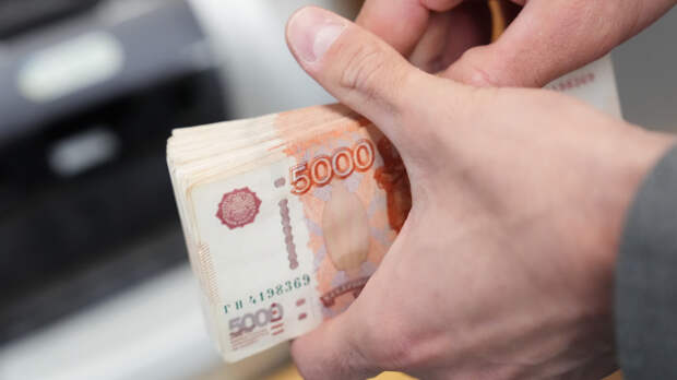 Что будет с зарплатой из‑за мартовских выходных? Отвечает эксперт