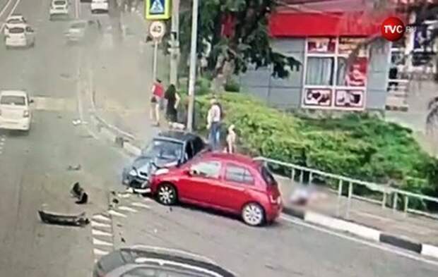 Автомобиль врезался в группу пешеходов в Сочи