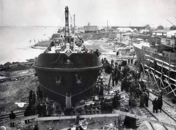 Спуск первой баржи Херсонского судостроительного завода 12 октября 1951 года. 
