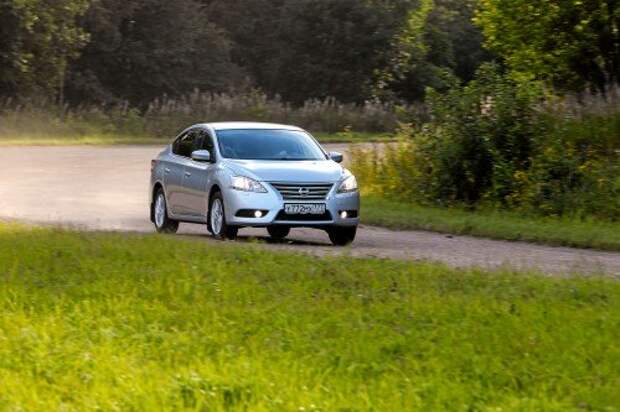 Sentra толерантна к качеству дороги, но атака быстрых поворотов не ее конек: реакции на повороты руля вялые, крены внушительные.