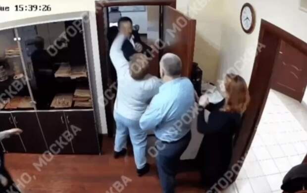 Скрин видео из приемной. Прессе показывают лишь несколько секунд из длинного ролика. Почему?