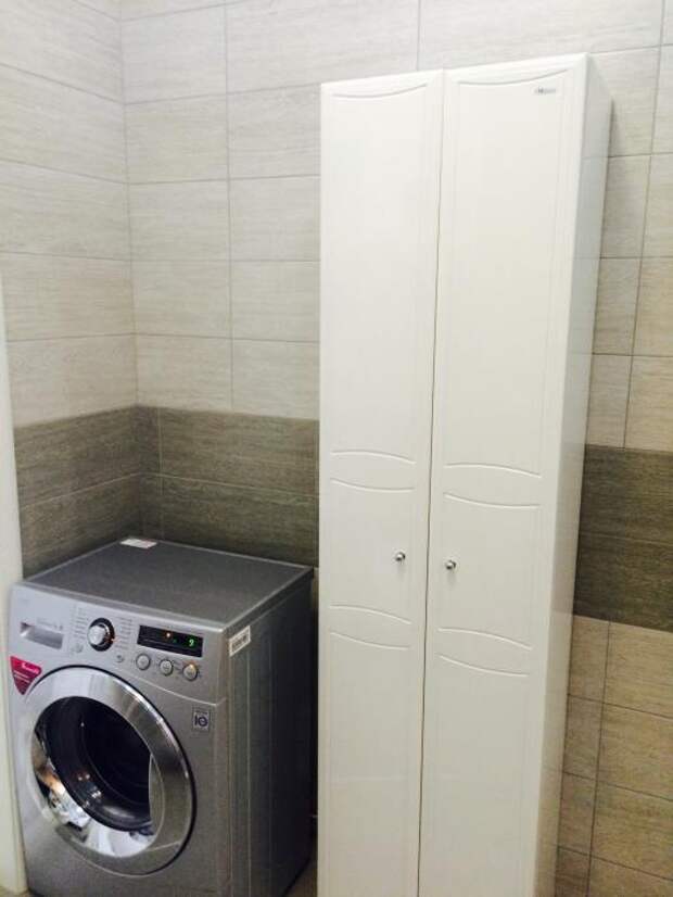 Белый шкаф-пенал для ванной, стиральная машина в ванной комнате