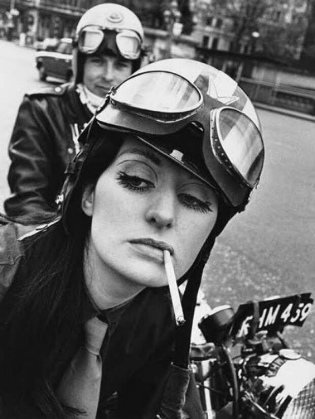 Винтажные фотографии женщин рядом с их гоночными мотоциклами 