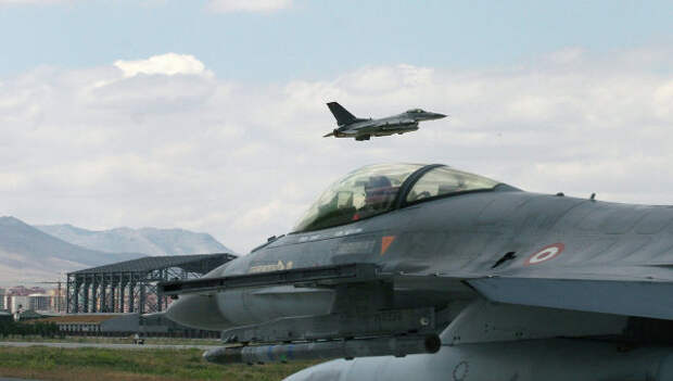 Турецкие истребители F-16 . Архивное фото