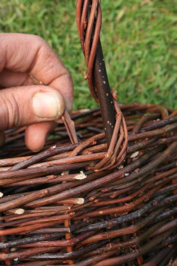 Корзина из ивовых прутьев Корзина из ивовых прутьев
