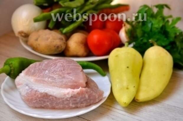 Для приготовления вкусного рагу вам понадобится картофель, соль, перец чёрный молотый, перец болгарский, перец острый, чеснок, помидоры, свиное мясо, морковь, лук репчатый, петрушка, армянская фасоль, сливочное масло и лавровый лист.