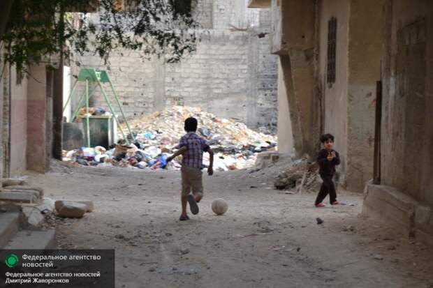 дети играют в футбол в Дамаске